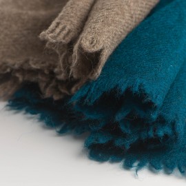 Tvåfärgad jak halsduk i naturbrun/petrolblå