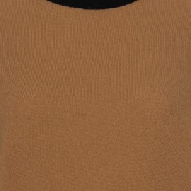 Kamelfärgad tröja med detaljer i svart, grå och orange