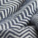Scarf i navy/vit fiskbensmönster i kashmir och ull