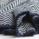 Scarf i navy/vit fiskbensmönster i kashmir och ull