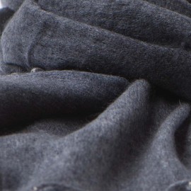 Cashmere halsduk i grått spraymönster