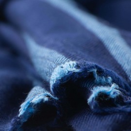 Marinblå kashmirhalsduk med ljusblå ränder