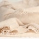 Stickad kashmir halsduk i naturlig beige